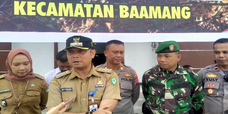 Camat Baamang, Adi Chandra. 
