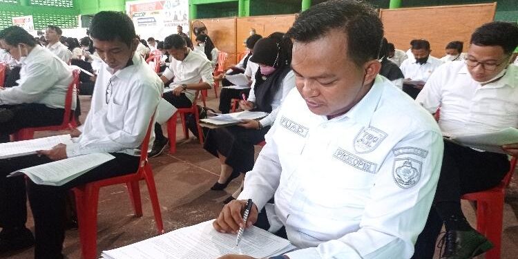 FOTO : DOKUMENTASI MATAKALTENG - Ratusan tenaga kontrak saat mengikuti seleksi.