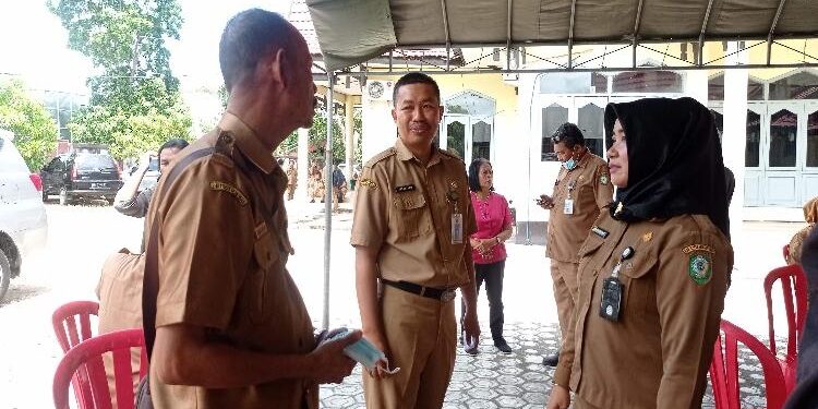 FOTO : DOKUMENTASI MATAKALTENG - Plt Kepala BKPSDM Kotim Kamaruddin Makalepu saat bersama PNS di Kotim, Rabu 18 Januari 2023