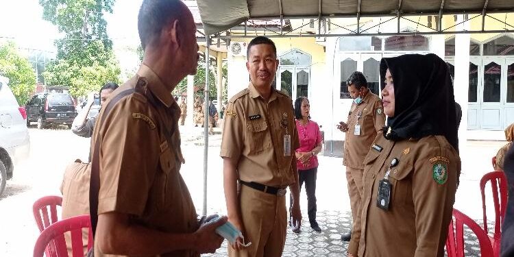 FOTO : DOK DEVIANA/MATAKALTENG - Plt Kepala BKPSDM Kamaruddin Makalepu (tengah) saat berbincang dengan sejumlah kepala sekolah.