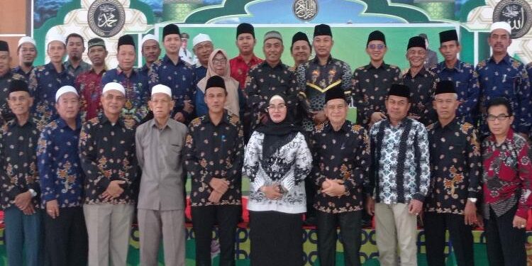 FOTO : DOK DEVIANA/MATAKALTENG - CJH Kotim saat bersama Wakil Bupati Kotim Irawati dan pejabat lainnya.
