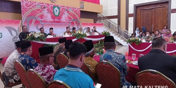 FOTO : DOKUMENTASI MATAKALTENG - Bupati Kotim Halikinnor saat memimpin rapat evaluasi akhir tahun. 