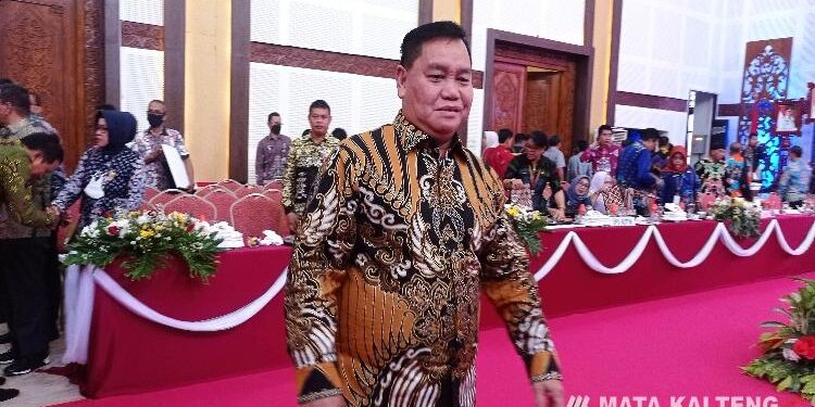 FOTO : DOK DEVIANA/MATAKALTENG - Bupati Kotim Halikinnor usai menyapa kepala dinas dan camat usai kegiatan.