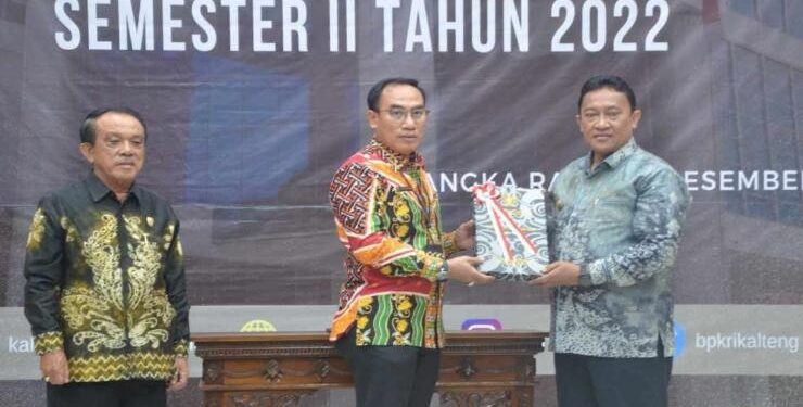 FOTO : OLIVIA/MATAKALTENG - Acara Penyerahan Laporan Hasil Pemeriksaan (LHP) Kinerja dan DTT Semester II Tahun 2022 di Kantor BPK RI Perwakilan Provinsi Kalteng.