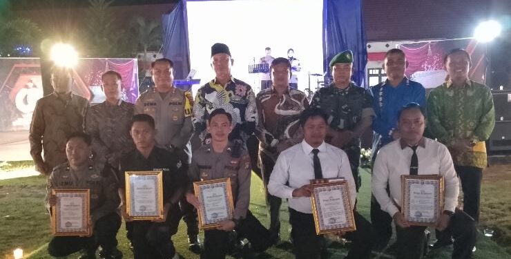 FOTO : AKH/MATAKAKTENG - Bupati Sukamara dan Kapolres Sukamara serta Forkopimda usai memberikan penghargaan kepada anggota Polres Sukamara berprestasi.