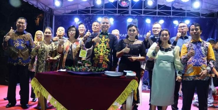 FOTO : RAYANIATIE DJANGKAN/MATA KALTENG - Anggota DPRD Kabupaten Gumas (dua dari kanan) Rayaniatie Djangkan ketika menghadiri acara pisah sambut tahun 2022 dan tahun baru 2023, di Taman Kota Kuala Kurun, Sabtu, 31 Desember 2022