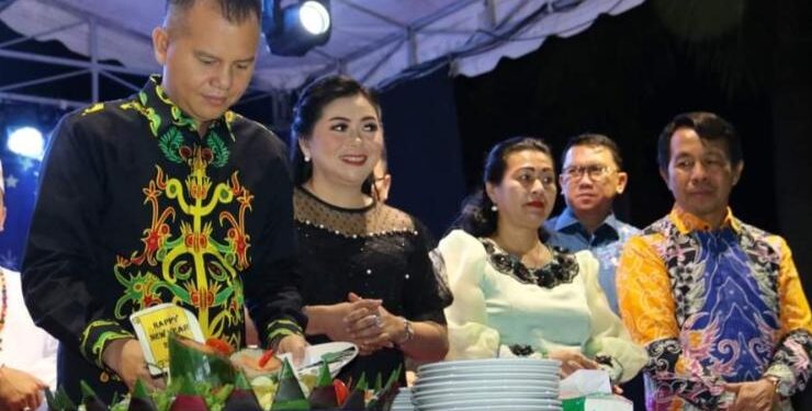 FOTO : DISKOMINFO SANTIK GUMAS/MATA KALTENG - Bupati Gumas Jaya S Monong, Wakil Bupati Efrensia LP Umbing, Sekda Yansiterson, Kapolres AKBP Irwansah, Kajari Sahroni, Pabung Kodim 1016/Plk Mayor Inf Maksun Abadi, melakukan pemotongan tumpeng pada acara pisah sambut tahun 2022 dan tahun baru 2023, di Taman Kota Kuala Kurun, Sabtu, 31 Desember 2023.