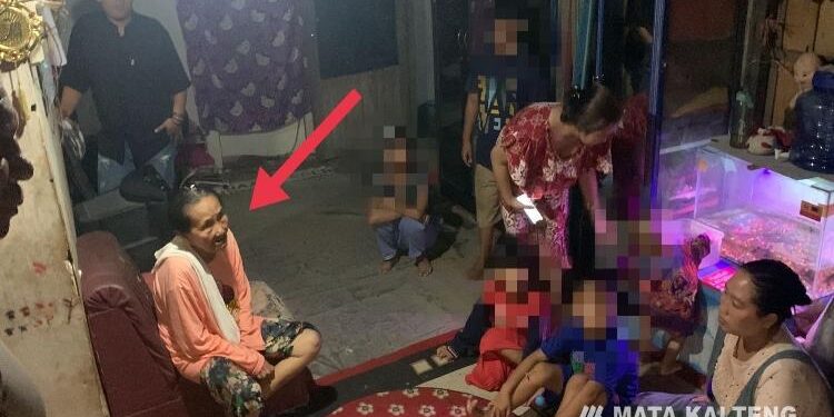 FOTO: RIZAL/MATAKALTENG - Nenek Side (Baju pink) pada saat berhasil dievakuasi ke rumah.