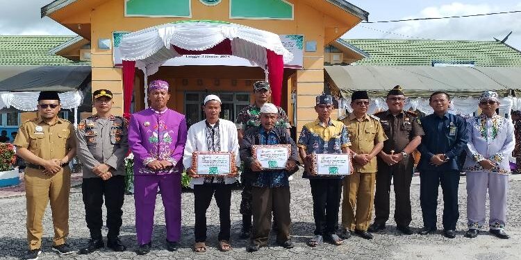 FOTO : AKH/MATAKALTENG - Bupati Sukamara dan Forkopimda bersama masyarakat penerima bingkisan saat peringatan Hari Amal Bakti ke-77 Kementerian Agama.