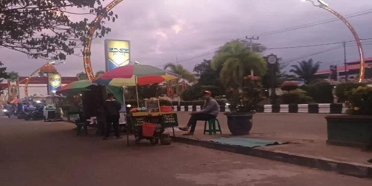 FOTO : IST/MATAKALTENG - Suasana Terowongan Nur Mentaya saat sore hari, deretan PKL memenuhi pinggiran Jalan Tjilik Riwut. 