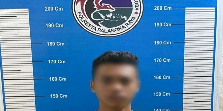 FOTO: RIZAL/MATAKALTENG - Pelaku pada saat diamankan polisi di ruang Satresnarkoba Polresta Palangka Raya.