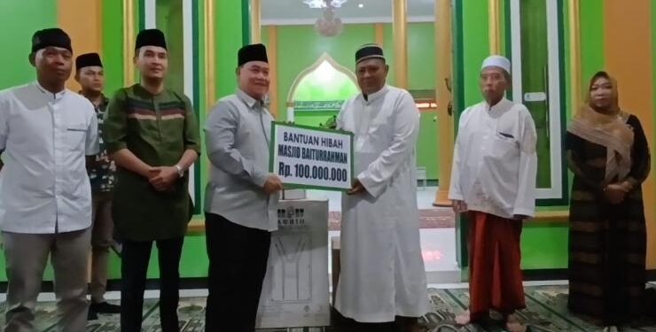 FOTO : IST/MATAKALTENG - Bupati Kotim Halikinnor menyerahkan bantuan secara simbolis kepada takmir Masjid Baiturahman, Senin 3 Januari 2023 malam.