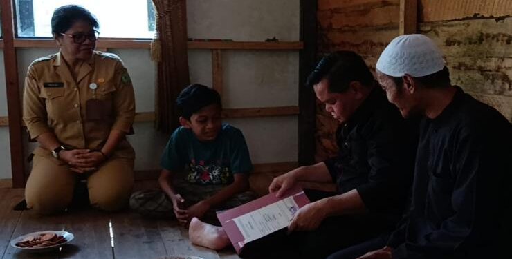 FOTO : RAFI/MATAKALTENG - Bupati Kotim Halikinnor saat mengunjungi anak yang putus sekolah di Kecamatan Baamang, Sampit, Selasa 3 Januari 2023.