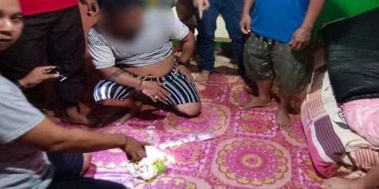 FOTO : POLISI/MATA KALTENG - Proses penggerebekan.