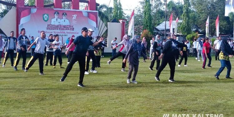 FOTO : DEVIANA/MATAKALTENG - Pejabat Kotim saat mengikuti senam bersama, Jumat 6 Januari 2022.