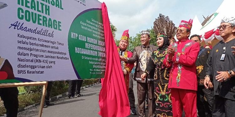 FOTO : DOKUMENTASI MATAKALTENG - Bupati Kotim Halikinnor disaksikan Wakil Gubernur Kalteng dan pejabat lainnya saat meresmikan KTP menjadi pengganti kartu BPJS.