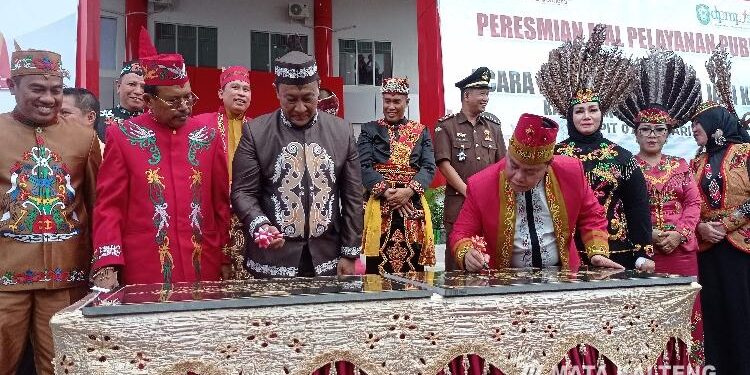 FOTO : DEVIANA/MATAKALTENG - Bupati Kotim Halikinnor dan Wakil Gubernur Kalteng Edy Protowo saat menandatangani prasasti MPP, Sabtu 7 Januari 2023.