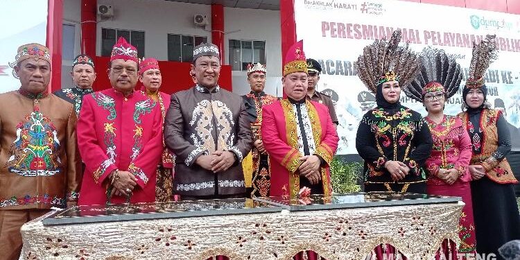 FOTO : DOK DEVIANA/MATAKALTENG - Wakil Gubernur Kalteng Edy Protowo didampingi Bupati Kotim Halikinnor dan pejabat lainnya. 