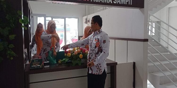 FOTO : DEVIANA/MATAKALTENG - Panitera Pengadilan Agama Sampit Muhammad Ikhwan saat menyiapkan layanan di MPP, Senin 9 Januari 2023.