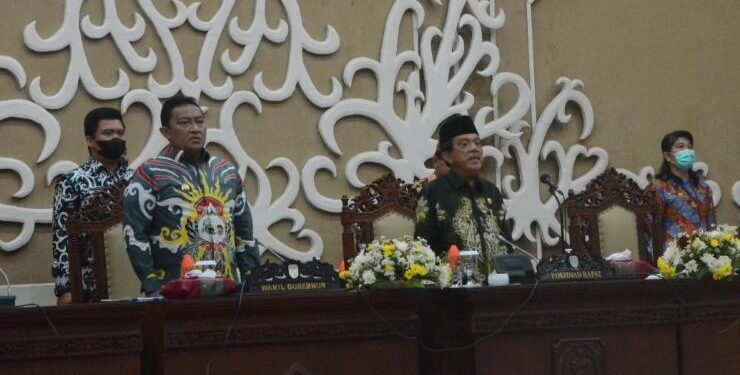 Wakil Gubernur Kalteng Edy Pratowo (kiri)