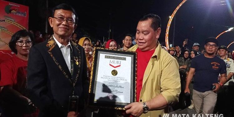 FOTO: DEVIANA/MATAKALTENG - Bupati Kotim saat menerima Rekor MURI tiang lampu jalan dengan hiasan ornamen etnik terbanyak.