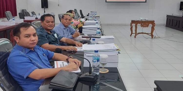 FOTO : EVANDI/MATA KALTENG - Anggota DPRD Gumas Evandi (ujung kiri) ketika bersama koleganya Untung Jaya Bangas dan Punding S Merang, dalam suatu kegiatan di kantor DPRD setempat, belum lama ini.