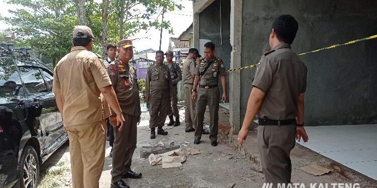 FOTO : DEVIANA/MATAKALTENG - Satpol PP saat meninjau bangunan di samping PGRI Jalan KH Dewantara, Senin 9 Januari 2023.