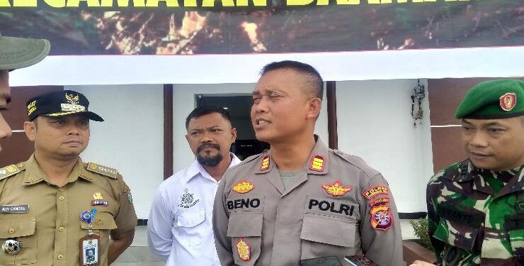 FOTO : AGUS/MATA KALTENG - Kapolsek Baamang AKP Beno Hertanto (depan), Camat Baamang (kanan baju kuning tua) Kanit Reskrim Polsek Baamang (belakang baju putih) Danramil Baamang (kiri) saat diwawancarai, Senin 9 Januari 2023.