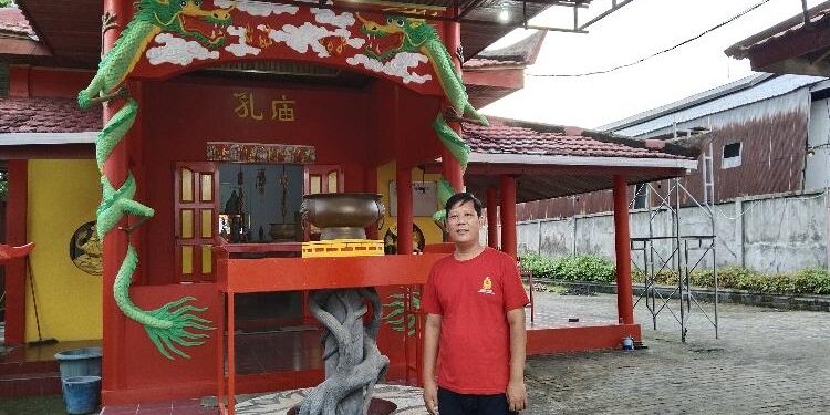 FOTO: AGUS/MATA KALTENG - Wenshi Suhardi saat berada di Klenteng Harmoni Kehidupan Sampit.