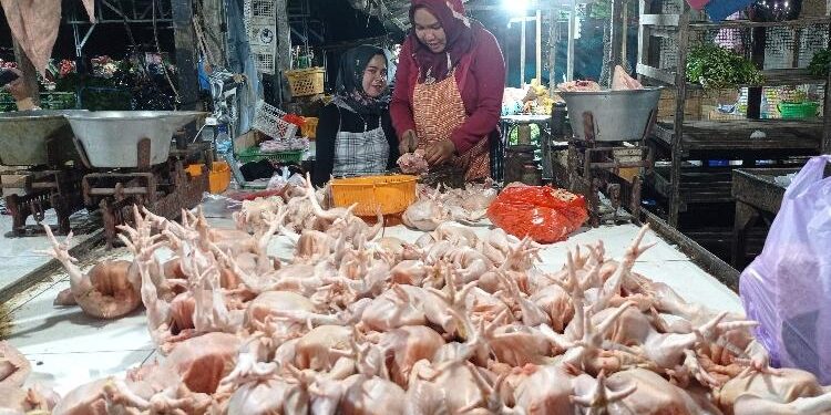 FOTO : DEVIANA/MATAKALTENG - Pedagang daging ayam potong saat melayani konsumen, Sabtu 28 Januari 2023.