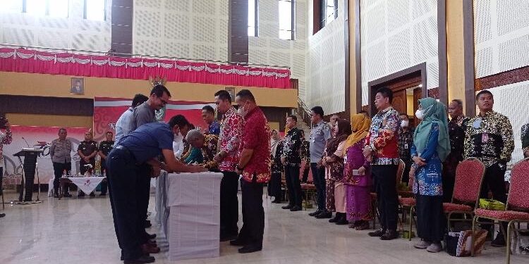 FOTO : DEVIANA/MATAKALTENG - Pemkab Kotim lakukan penandatanganan kontrak pengadaan barang dan jasa, Kamis 12 Januari 2023.