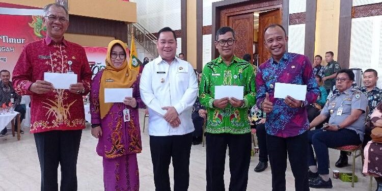 FOTO : DEVIANA/MATAKALTENG - Empat orang yang mendapat penghargaan Bupati Kotim karena mengenakan pakaian adat terbaik, Kamis 12 Januari 2023.