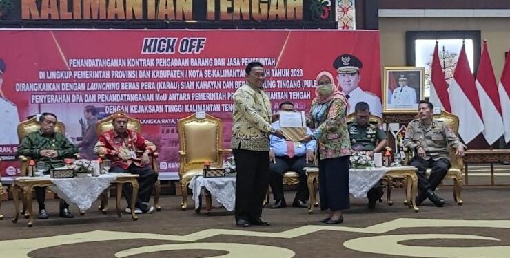 FOTO : OLIVIA/MATAKALTENG - Wagub Edy Pratowo menyerahkan secara simbolis DPA ke 48 SKPD lingkup Pemerintah Provinsi Kalteng dan Penandatanganan Nota Kesepakatan atau MoU antara Gubernur Kalteng dengan Kejaksaan Tinggi Kalteng.