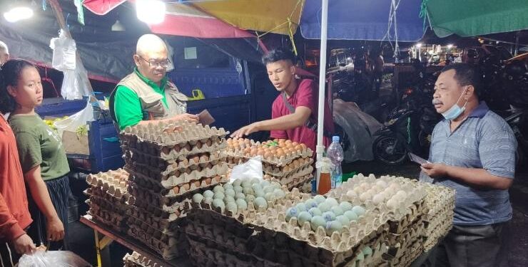 FOTO : IST MMC/MATAKALTENG - Tim Dinas Ketahanan Pangan saat melakukan pemantauan pasar.