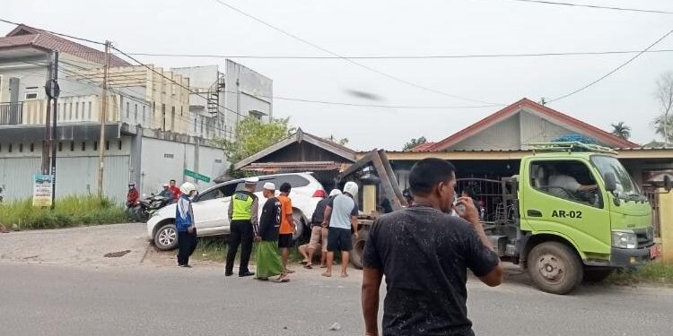 FOTO: AGUS/MATA KALTENG - Kecelakaan beruntung yang menyebabkan mobil masuk parit dan menimpa kendaraan bermotor di jalan Sari Gading, Kecamatan Baamang, Jumat 13 Januari 2023.