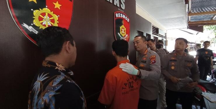 FOTO : RZL/MATAKALTENG - Kapolresta Palangka Raya, Kombes Pol Budi Santosa, pada saat menginterogasi pelaku.