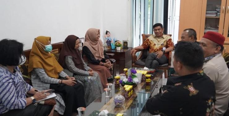 FOTO : IST MMC/MATAKALTENG - Kepala Diskominfosantik Kalteng Agus Siswadi saat Menerima Kunjungan FUAD-IAIN.