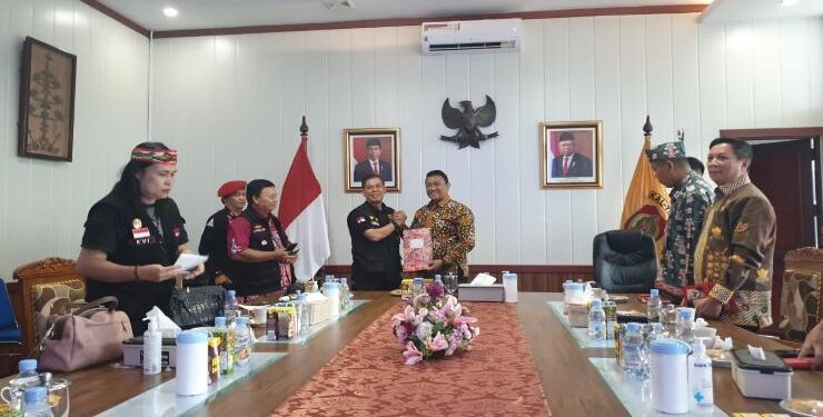 FOTO : IST ADPIM/MATAKALTENG - Silahturahmi Barisan Pertahanan Masyarakat Adat Dayak (Batamad) bersama Pemprov Kalteng.