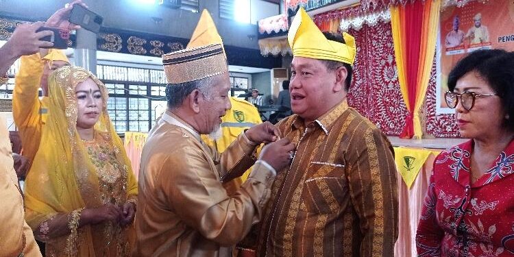 FOTO ; DEVIANA/MATAKALTENG - Bupati Kotim Halikinnor saat menerima pin Kesultanan Kuning Pangkalan Bun di pengukuhan DPC Laung Kuning Banjar, Sabtu 14 Januari 2023.