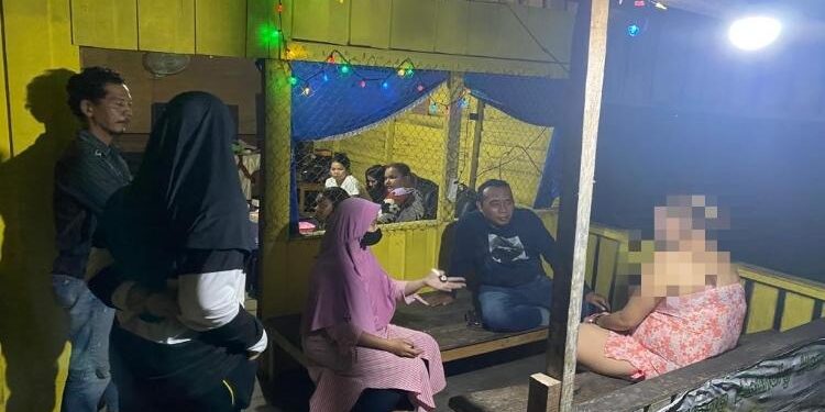 FOTO: RIZAL/MATAKALTENG - Ketua Tim Virtual Police, Bidhumas Polda Kalteng, Ipda H. Shamsudin, pada saat melakukan mediasi kedua belah pihak.