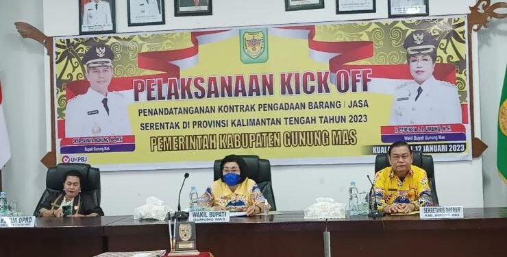FOTO : RAYANIATIE DJANGKAN/MATA KALTENG - Anggota DPRD Kabupaten Gumas Rayaniatie Djangkan (baju hitam) ketika menghadiri kick off penandatanganan kontrak pengadaan barang/jasa di lingkup Pemkab Gumas tahun 2023, pekan lalu.