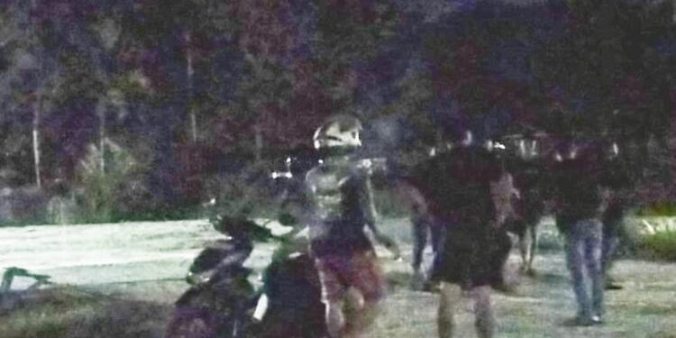 FOTO: IST/MATA KALTENG - Tangkap layar video yang memperlihatkan pengeroyokan kepada salah seorang pemuda dengan durasi 7 detik.