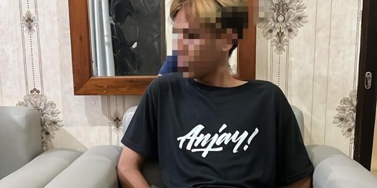 FOTO: IST/MATAKALTENG - Terduga pelaku pada saat diamankan di Mapolsek Pahandut.