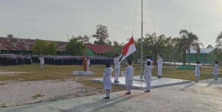 FOTO : IST SMPN 9/MATA KALTENG - Upacara bendera yang digelar di SMPN 9 Sampit.