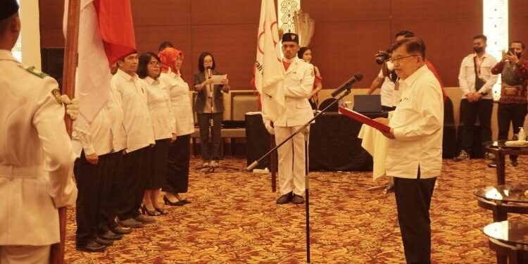 FOTO: OLIVIA/MATAKALTENG - Ketua Umum PMI Pusat, Jusuf Kalla melantik Kepala PMI Kalteng dan Pengurus.