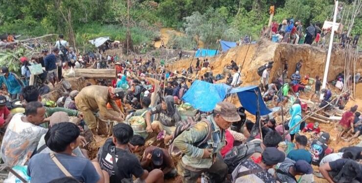 FOTO : WARGA/MATA KALTENG - Ratusan warga Kecamatan Tewah dan sekitarnya berbondong-bondong mencari emas di Desa Sumur Mas, Kecamatan Tewah.