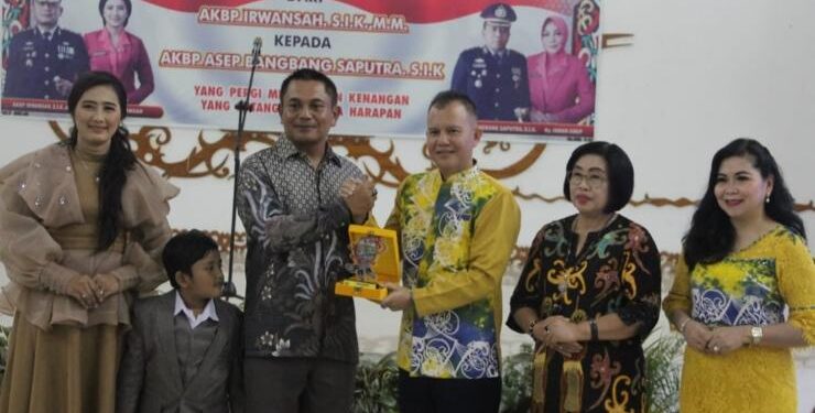 FOTO : DISKOMINFO SANTIK/MATA KALTENG - Bupati Gumas Jaya Samaya Monong bersama Wakil Bupati Efrensia LP Umbing, saat menyerahkan cinderamata mantan Kapolres Gumas yang lama AKBP Irwansah, pekan lalu.