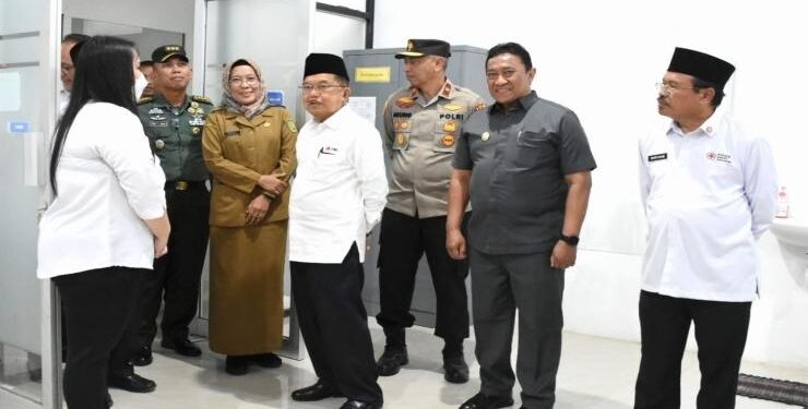 FOTO : IST ADPIM/MATAKALTENG - Ketua Umum PMI Pusat, Jusuf Kalla saat melakukan peninjauan Kantor Unit Donor Darah PMI Kota Palangka Raya.