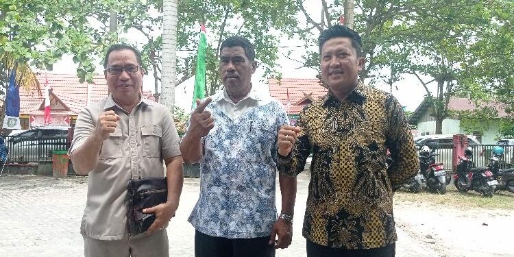 FOTO : DEVIANA/MATAKALTENG - Anggota DPRD Kotim dari Fraksi Gerindra (kiri), Sanidi saat bersama anggota dewan lainnya, Selasa 17 Januari 2023.