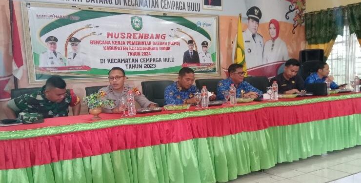 FOTO : IST HUMAS/MATA KALTENG - Staf Ahli Bupati Kotim Raihansyah (tiga dari kiri) saat menghadiri Musrenbang di Kecamatan Cempaga Hulu, Selasa 17 Januari 2023.